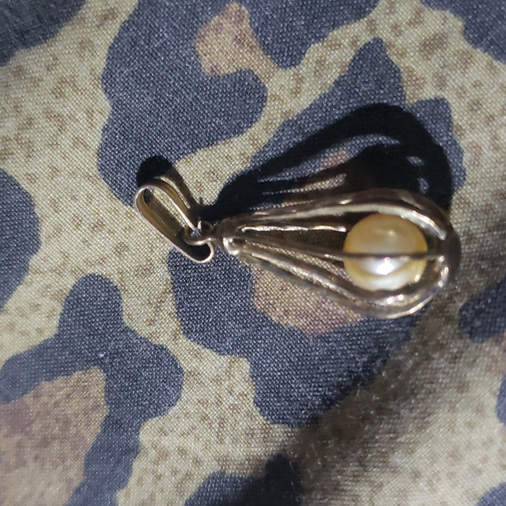 14k gold caged ocean pearl vintage pendent